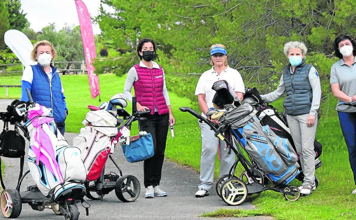 Jugadoras de la categoría femenina posan con sus carros de golf en el torneo Altanza. 