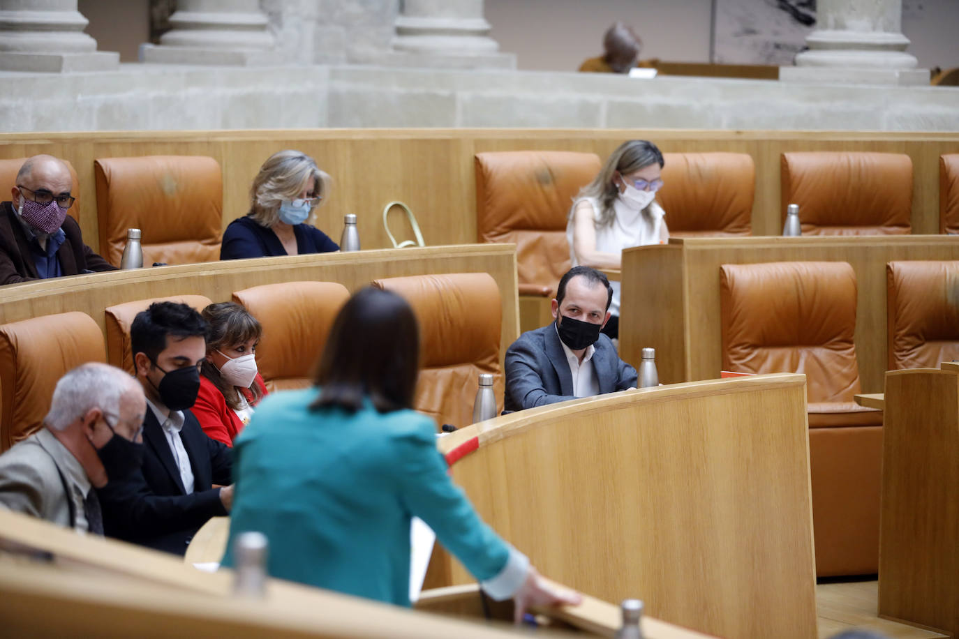 Fotos: Encuentros y gestos en el Pleno del Parlamento de La Rioja