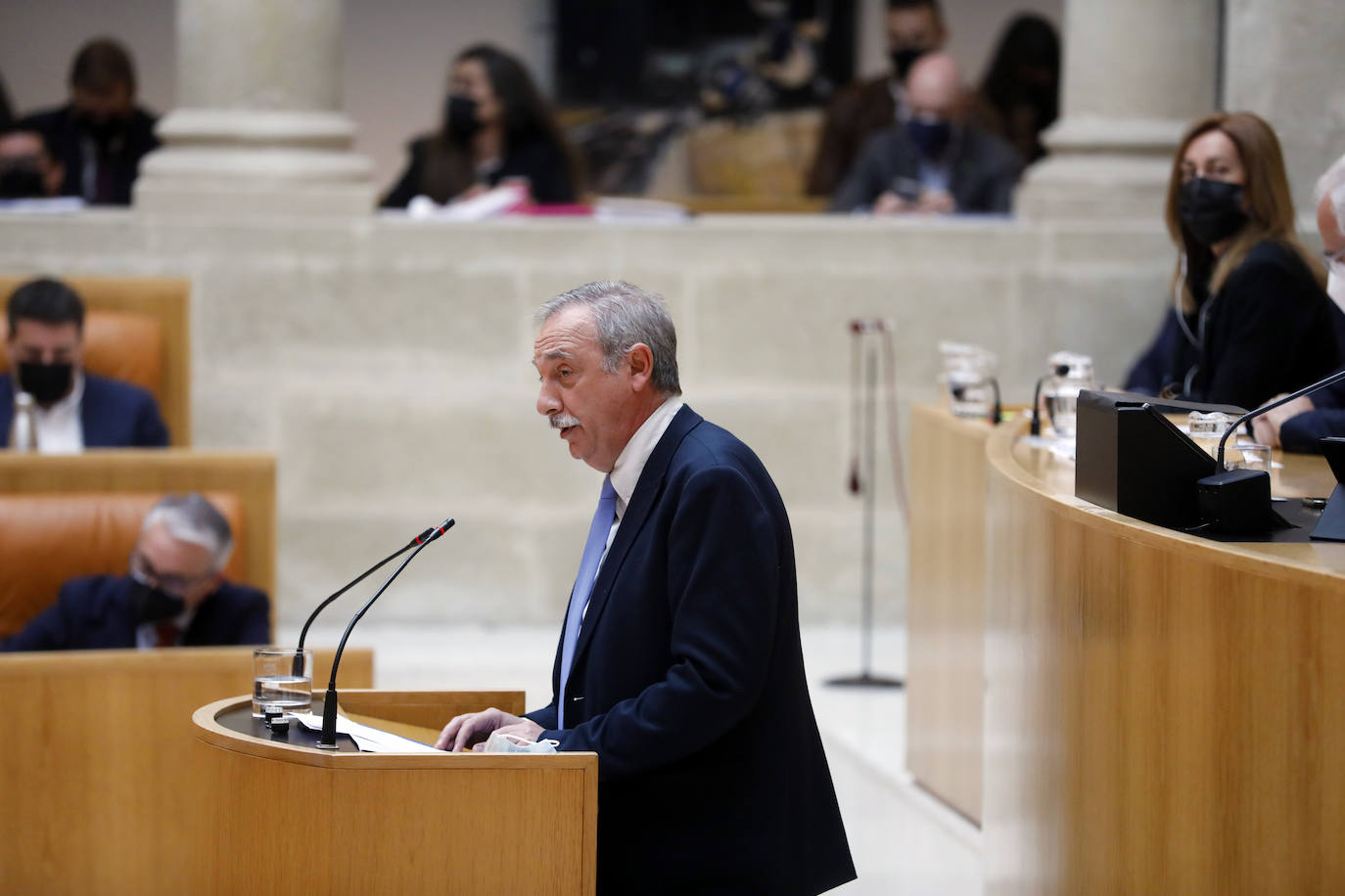 Fotos: Encuentros y gestos en el Pleno del Parlamento de La Rioja