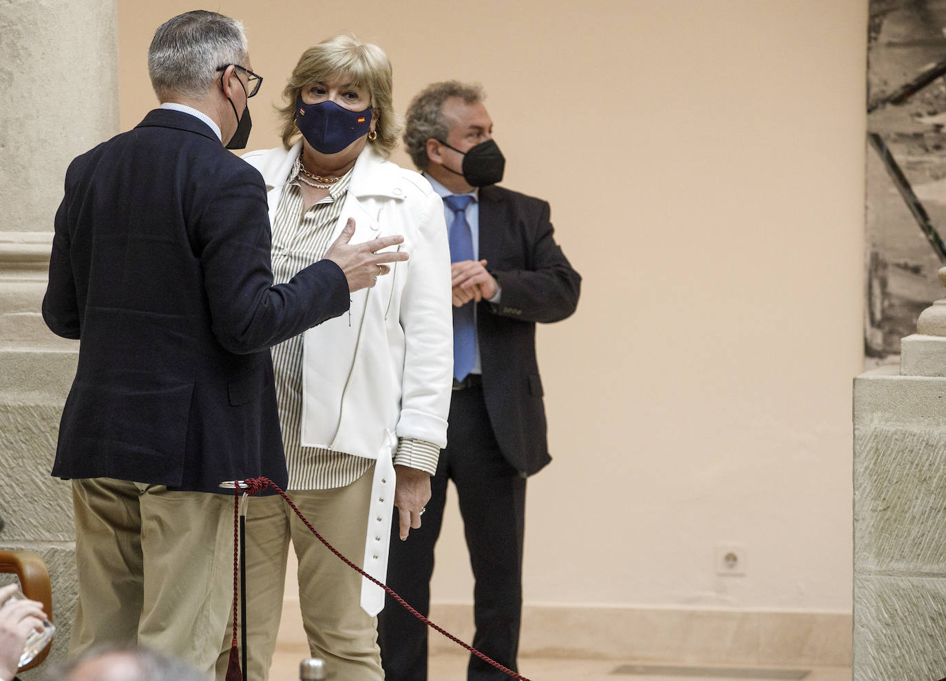 Fotos: Encuentros y gestos en el Pleno del Parlamento de La Rioja