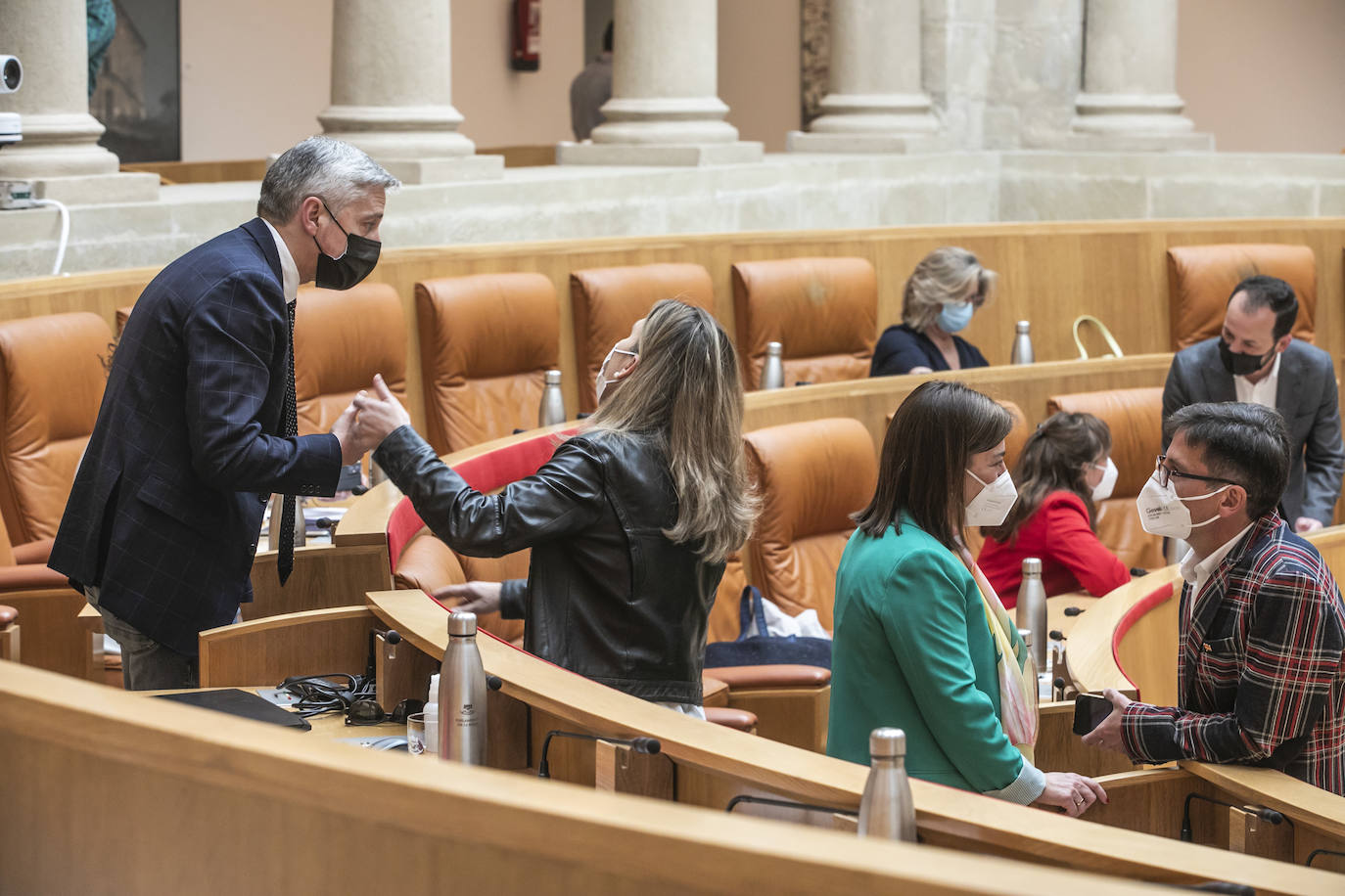 Fotos: Encuentros y gestos en el Pleno del Parlamento de La Rioja