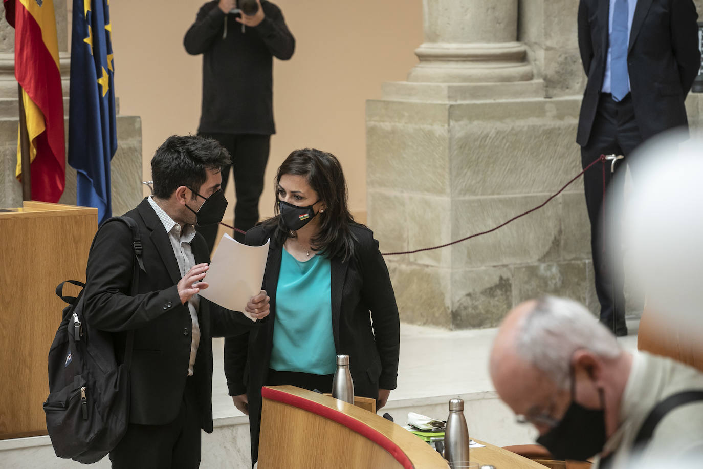 Fotos: Encuentros y gestos en el Pleno del Parlamento de La Rioja