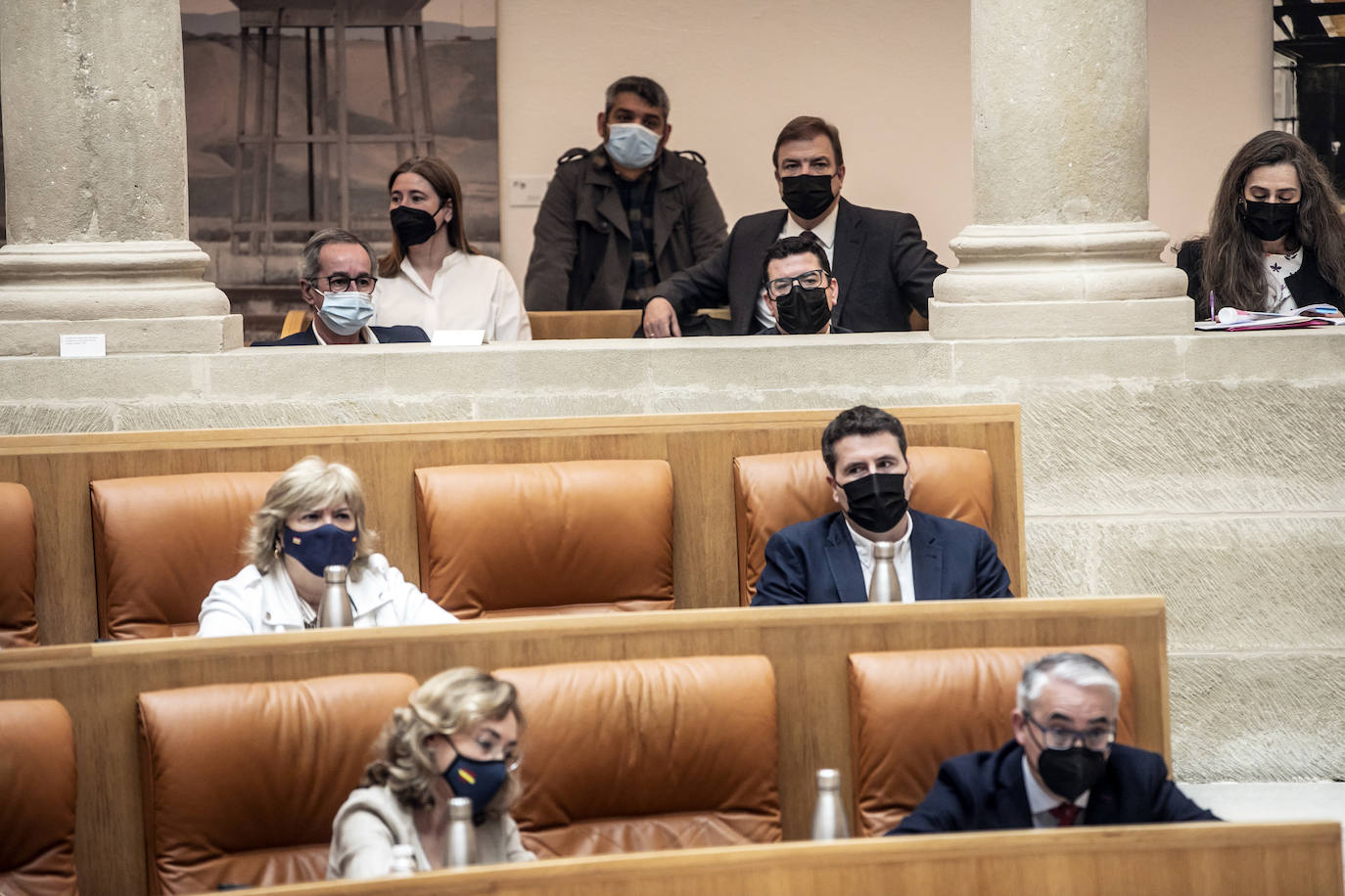 Fotos: Encuentros y gestos en el Pleno del Parlamento de La Rioja