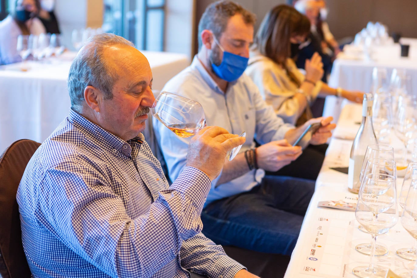 Bodegas Valdelacierva presentó anoche en los salones del Restaurante Delicatto la colección casi completa de sus elaboraciones de Rioja para el club de catas de lomejordelvinoderioja.com