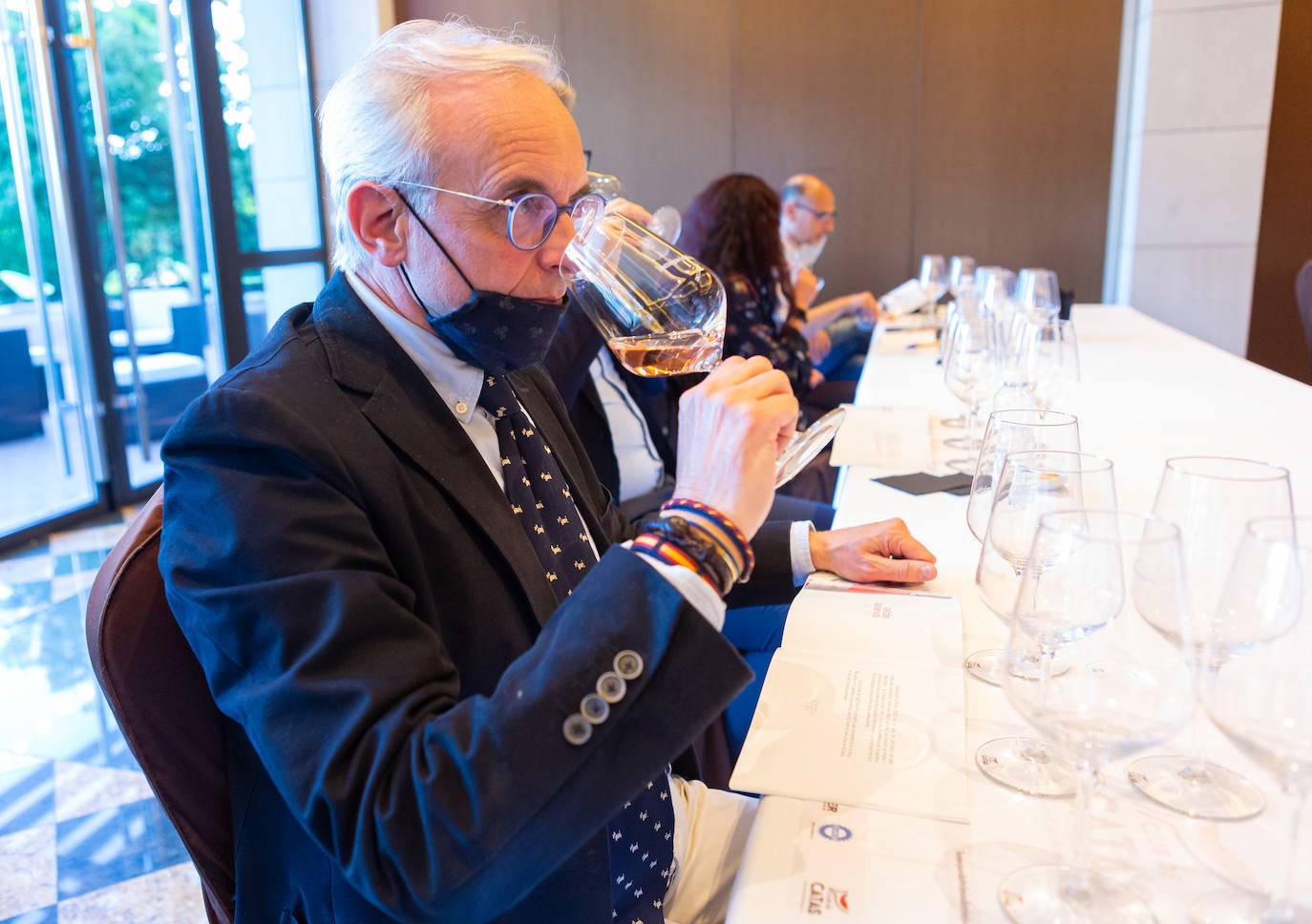 Bodegas Valdelacierva presentó anoche en los salones del Restaurante Delicatto la colección casi completa de sus elaboraciones de Rioja para el club de catas de lomejordelvinoderioja.com