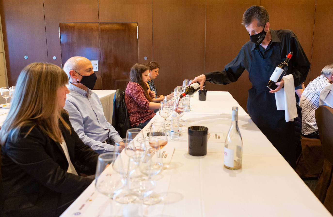 Bodegas Valdelacierva presentó anoche en los salones del Restaurante Delicatto la colección casi completa de sus elaboraciones de Rioja para el club de catas de lomejordelvinoderioja.com