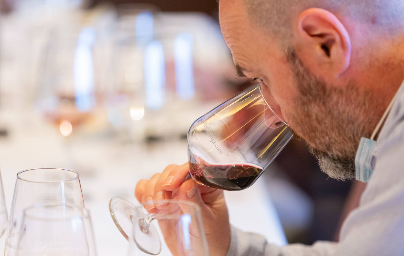 Bodegas Valdelacierva presentó anoche en los salones del Restaurante Delicatto la colección casi completa de sus elaboraciones de Rioja para el club de catas de lomejordelvinoderioja.com