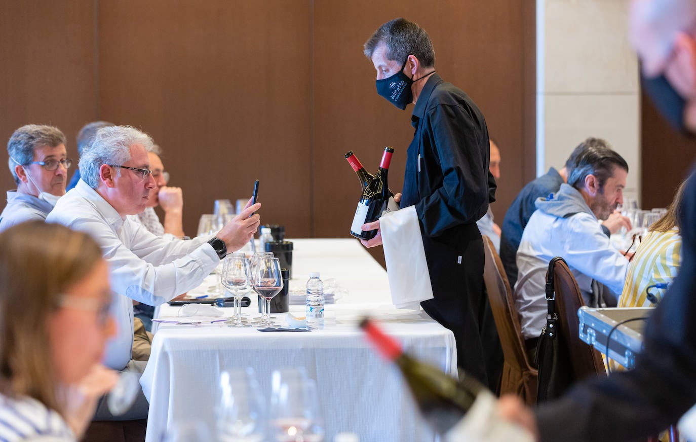 Bodegas Valdelacierva presentó anoche en los salones del Restaurante Delicatto la colección casi completa de sus elaboraciones de Rioja para el club de catas de lomejordelvinoderioja.com