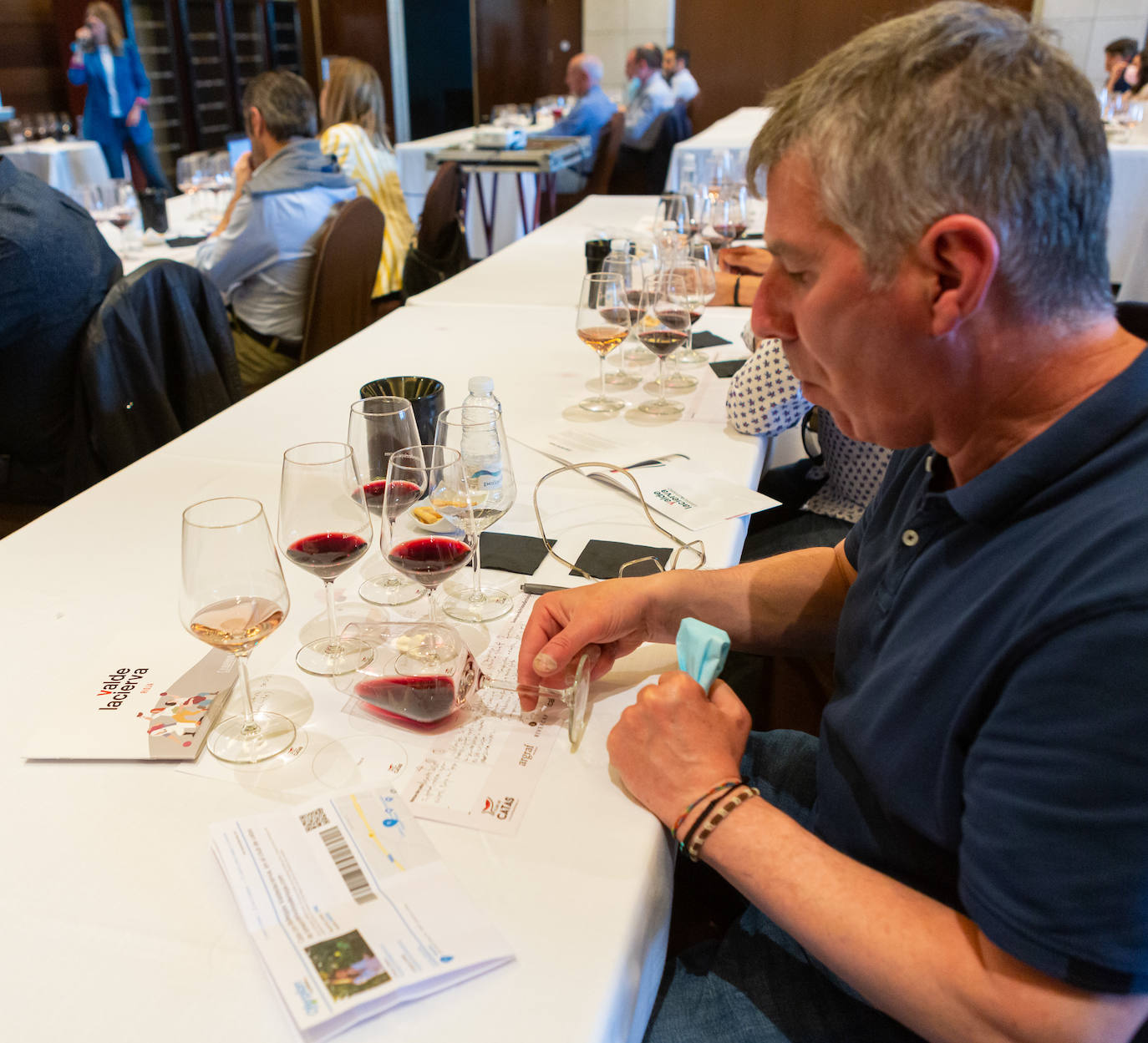 Bodegas Valdelacierva presentó anoche en los salones del Restaurante Delicatto la colección casi completa de sus elaboraciones de Rioja para el club de catas de lomejordelvinoderioja.com