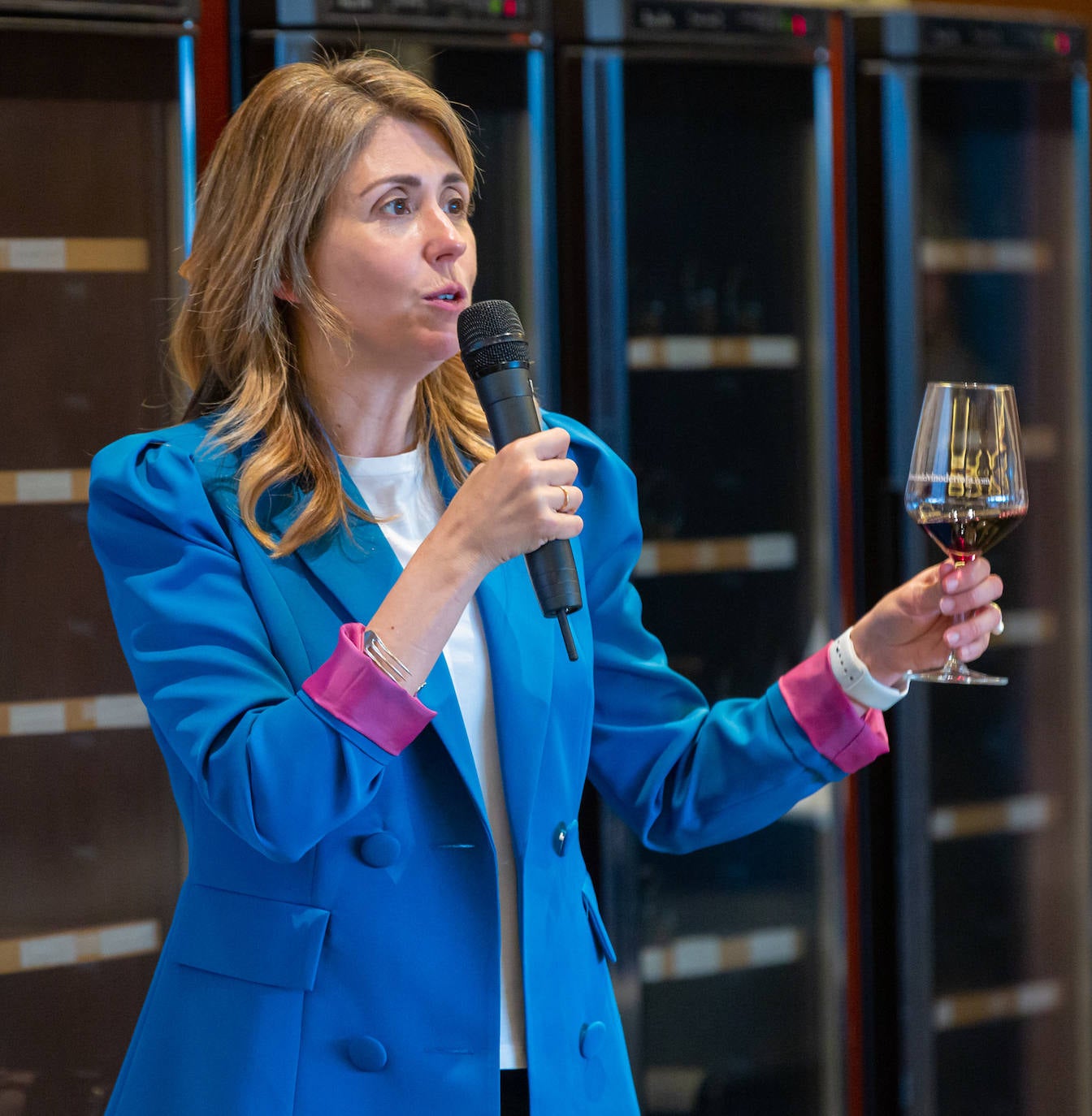 Bodegas Valdelacierva presentó anoche en los salones del Restaurante Delicatto la colección casi completa de sus elaboraciones de Rioja para el club de catas de lomejordelvinoderioja.com