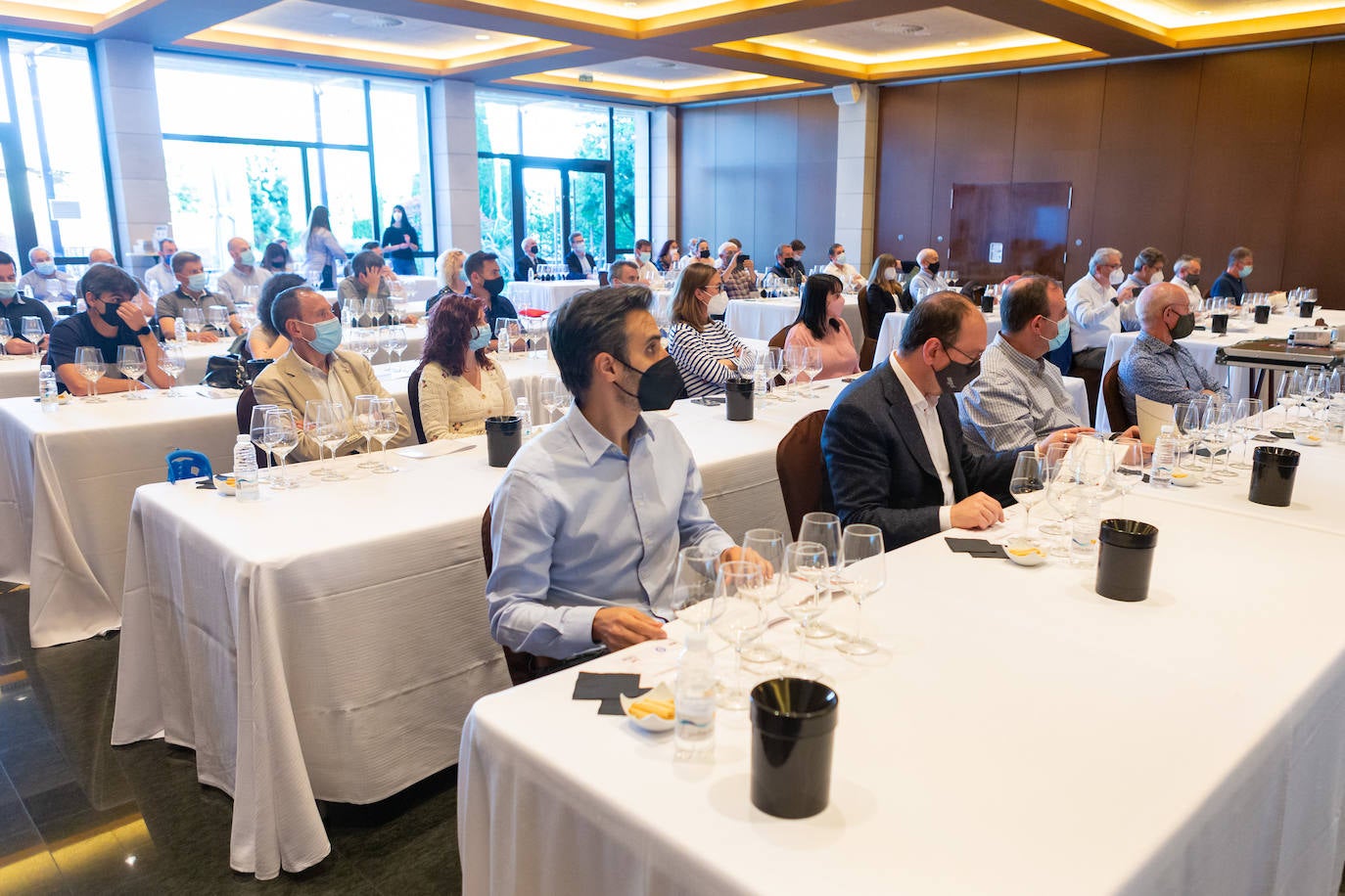 Bodegas Valdelacierva presentó anoche en los salones del Restaurante Delicatto la colección casi completa de sus elaboraciones de Rioja para el club de catas de lomejordelvinoderioja.com