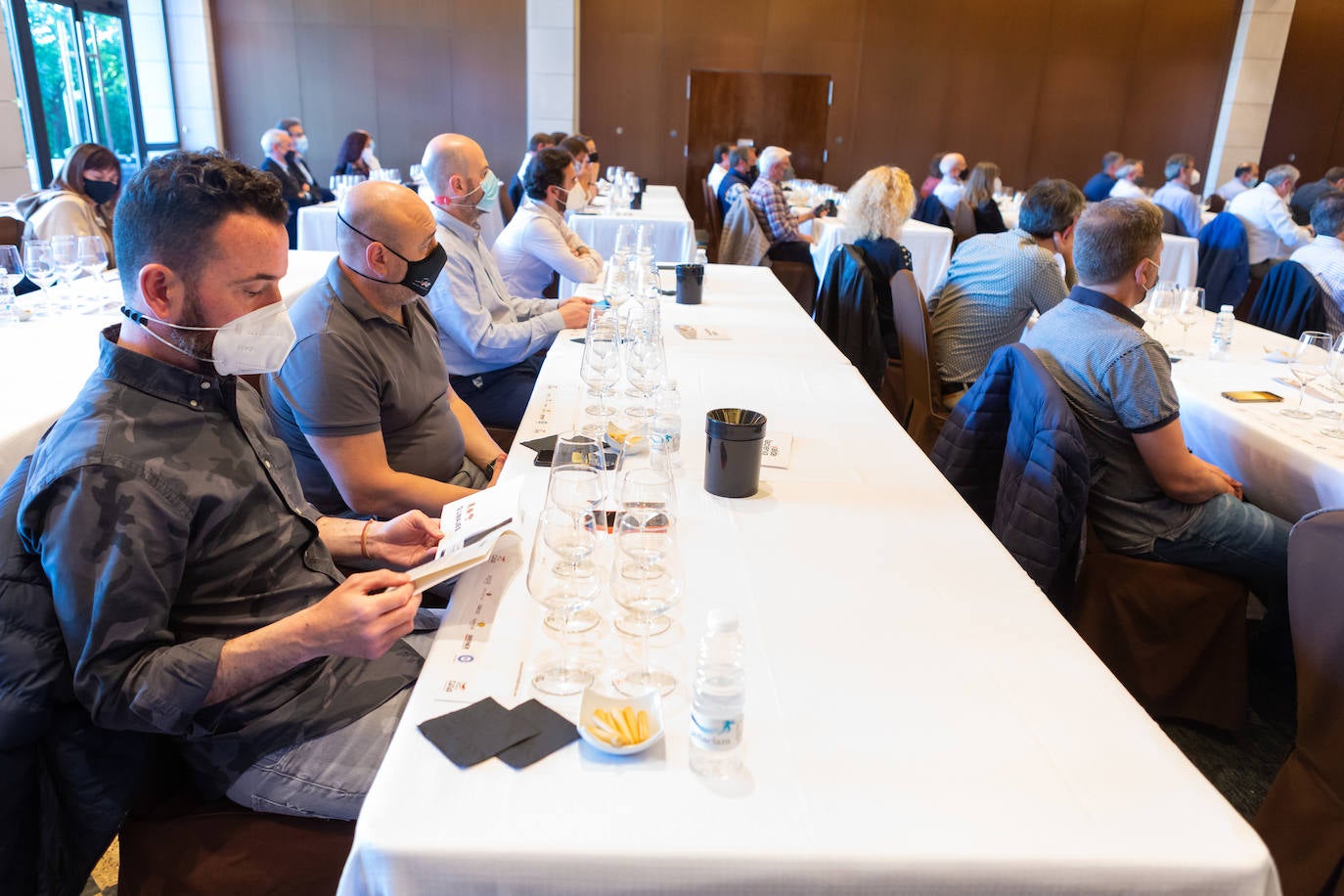 Bodegas Valdelacierva presentó anoche en los salones del Restaurante Delicatto la colección casi completa de sus elaboraciones de Rioja para el club de catas de lomejordelvinoderioja.com