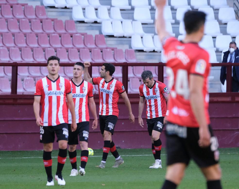 Andy, al fondo, festeja con la grada su gol del Fuenlabrada, el pasado fin de semana. 