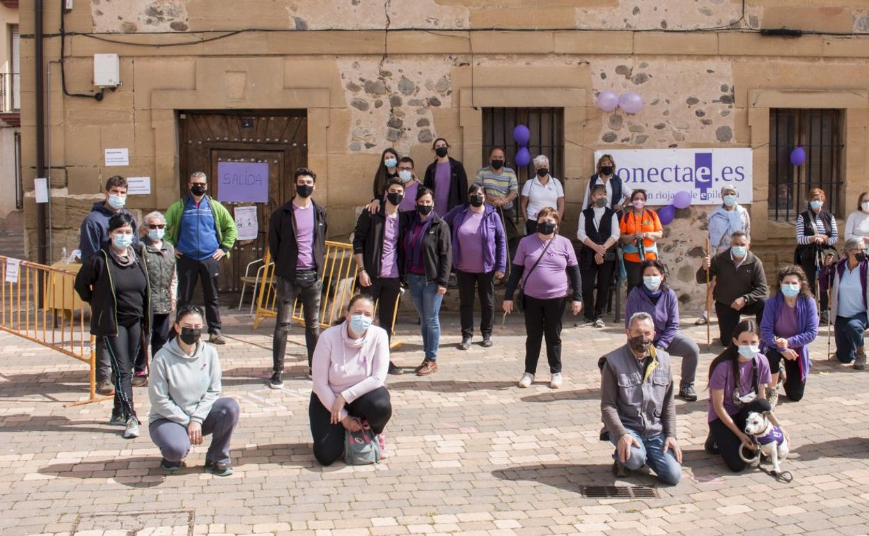 Algunos participantes, organizadores y colaboradores de la caminata solidaria celebrada en la mañana de ayer en Santurde de Rioja. El Ayuntamiento calceatense.