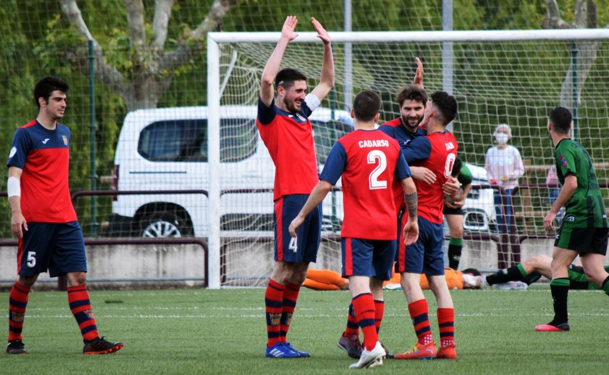 El Vianés celebra uno de sus goles ante el Tedeón. 