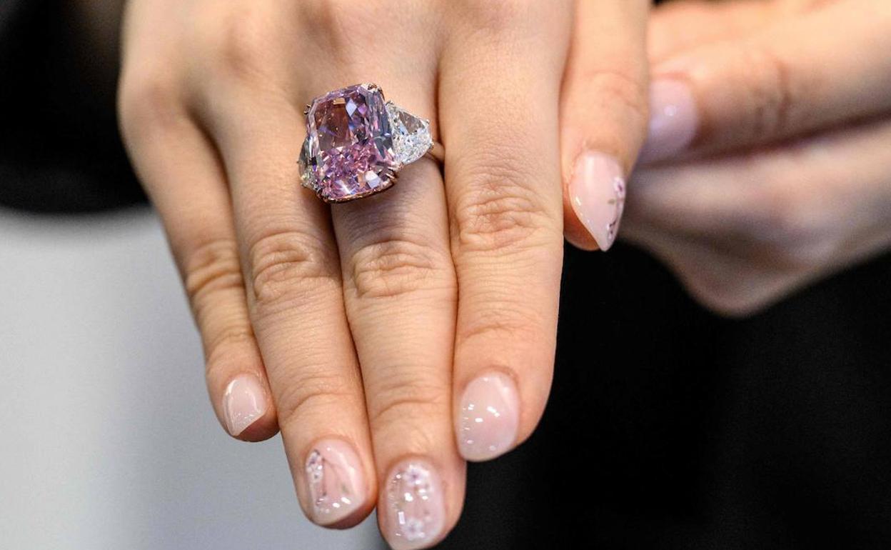 Una modelo muestra a Sakura, engarzado en un anillo de platino, en su dedo corazón. 