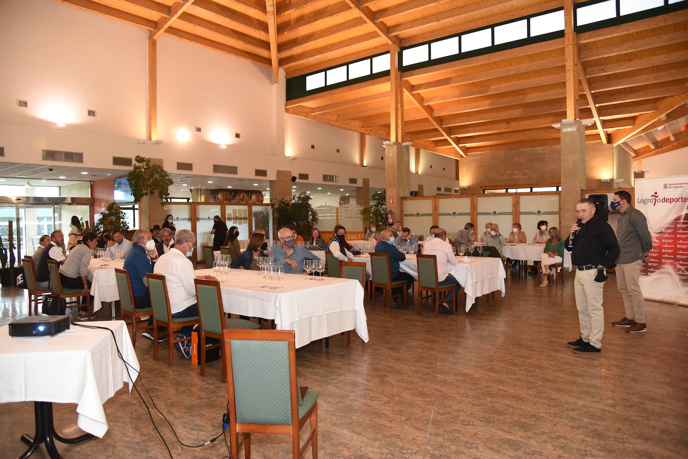 Los participantes el el torneo Bodegas Marco Real de la Liga de Golf y Vino disfrutaron de una cata de vinos tras la jornada de juego.