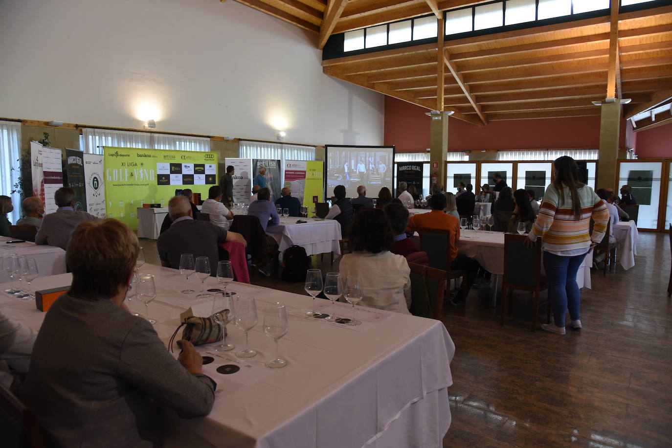 Los participantes el el torneo Bodegas Marco Real de la Liga de Golf y Vino disfrutaron de una cata de vinos tras la jornada de juego.