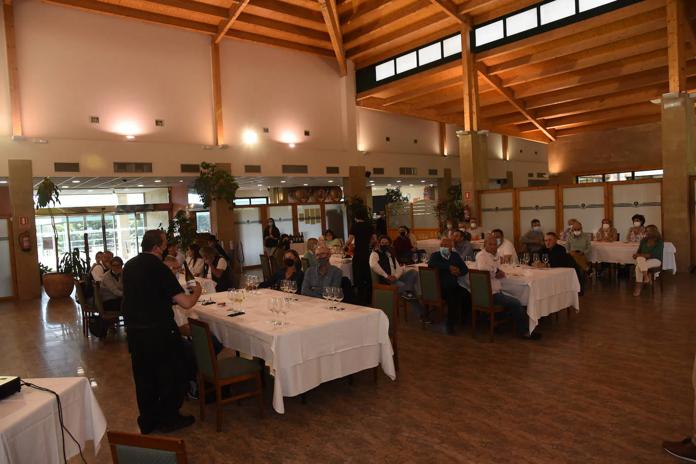 Los participantes el el torneo Bodegas Marco Real de la Liga de Golf y Vino disfrutaron de una cata de vinos tras la jornada de juego.