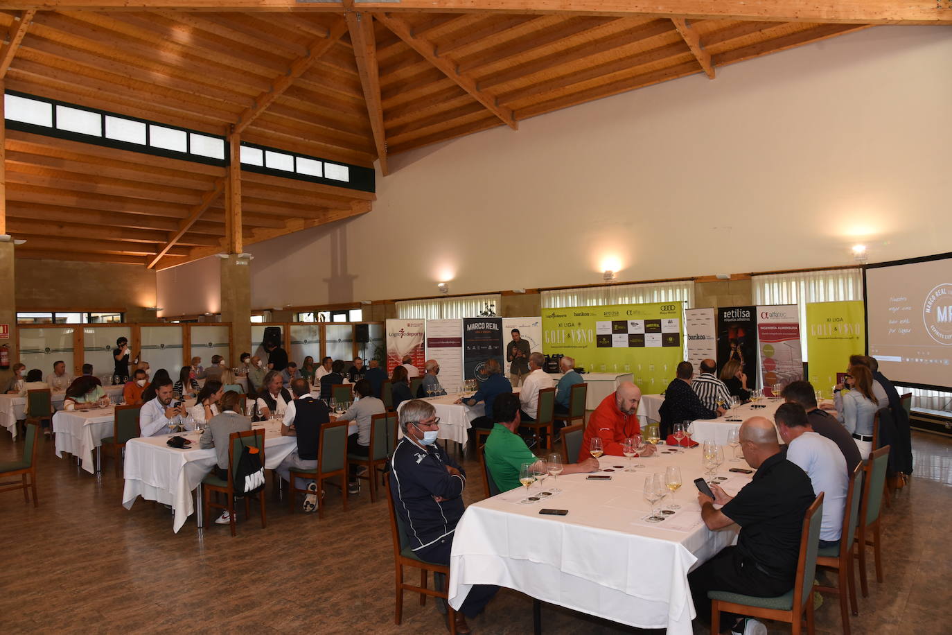 Los participantes el el torneo Bodegas Marco Real de la Liga de Golf y Vino disfrutaron de una cata de vinos tras la jornada de juego.