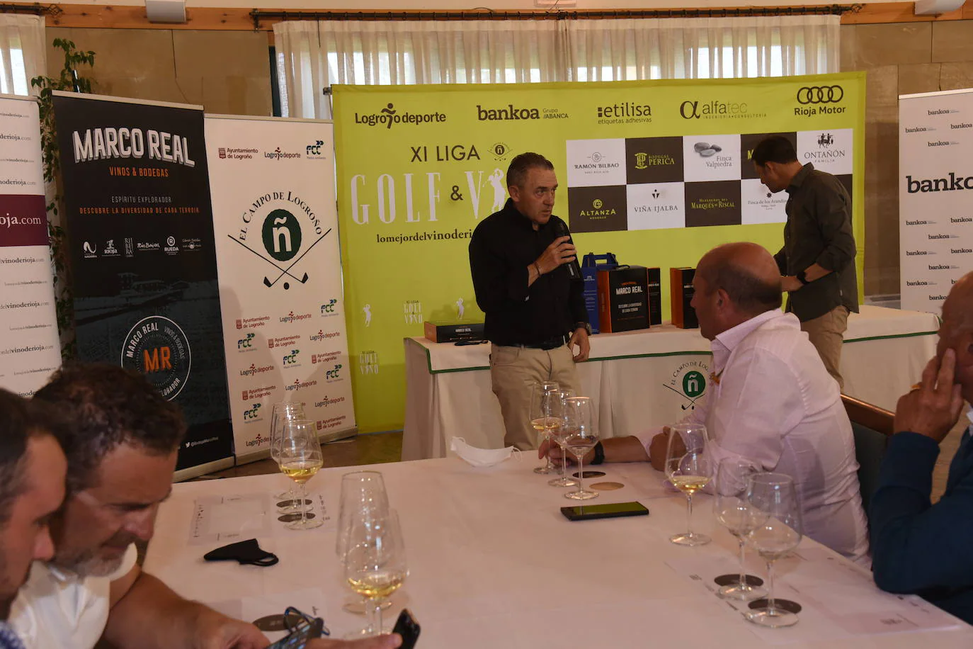 Los participantes el el torneo Bodegas Marco Real de la Liga de Golf y Vino disfrutaron de una cata de vinos tras la jornada de juego.