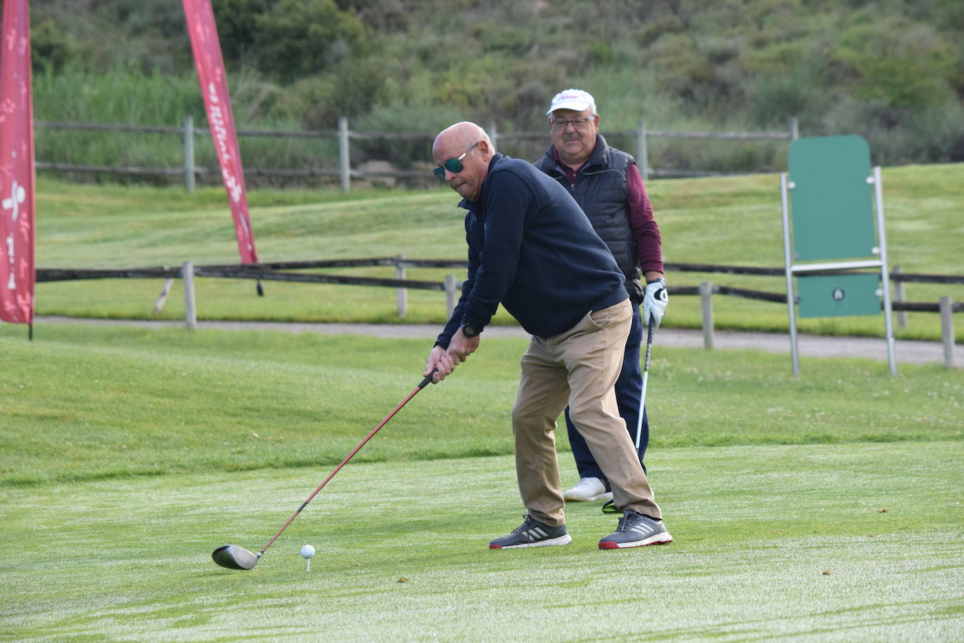 Los participantes el el torneo Bodegas Marco Real de la Liga de Golf y Vino disfrutaron de un gran día de golf en El Campo de Logroño.