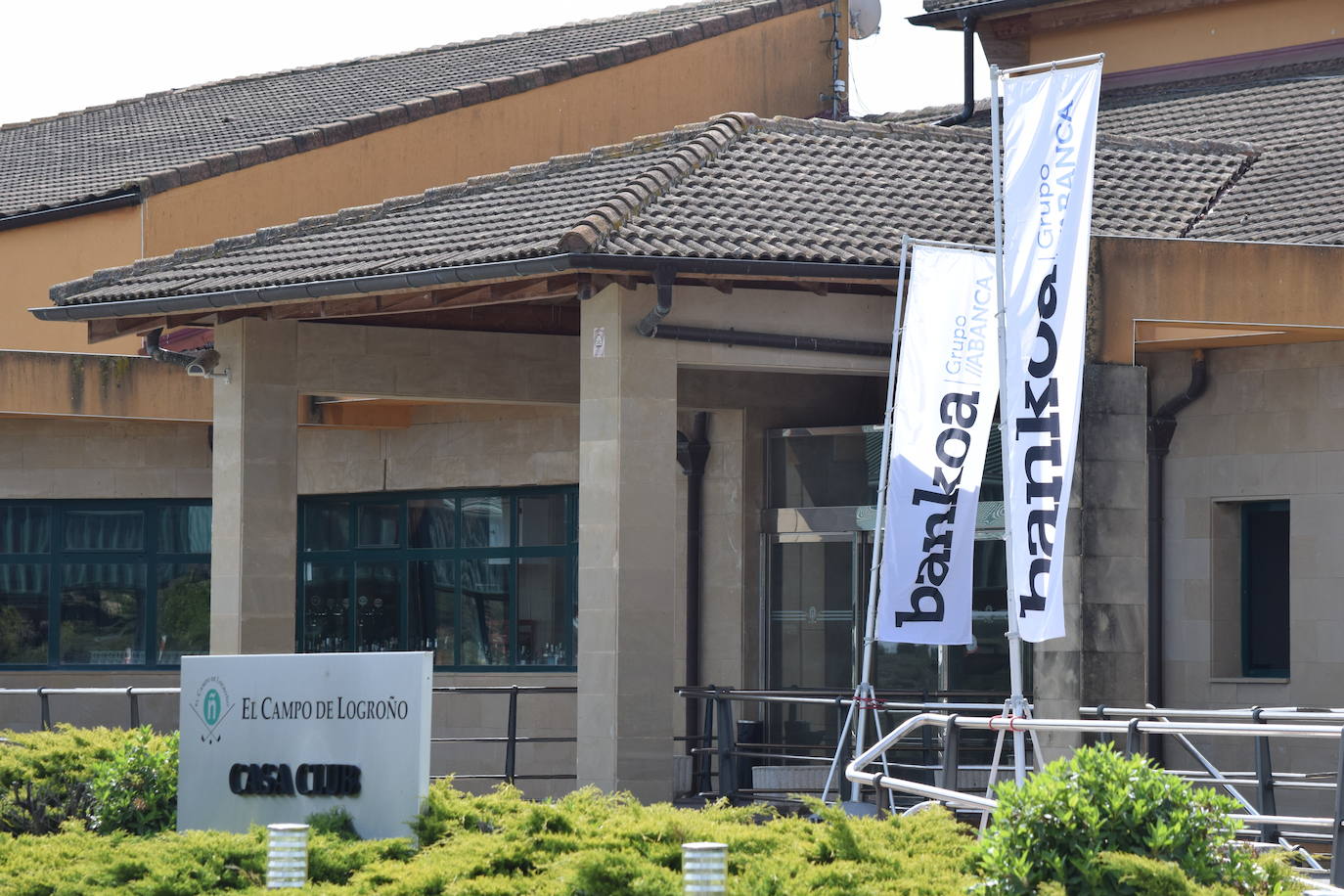 Los participantes el el torneo Bodegas Marco Real de la Liga de Golf y Vino disfrutaron de un gran día de golf en El Campo de Logroño.