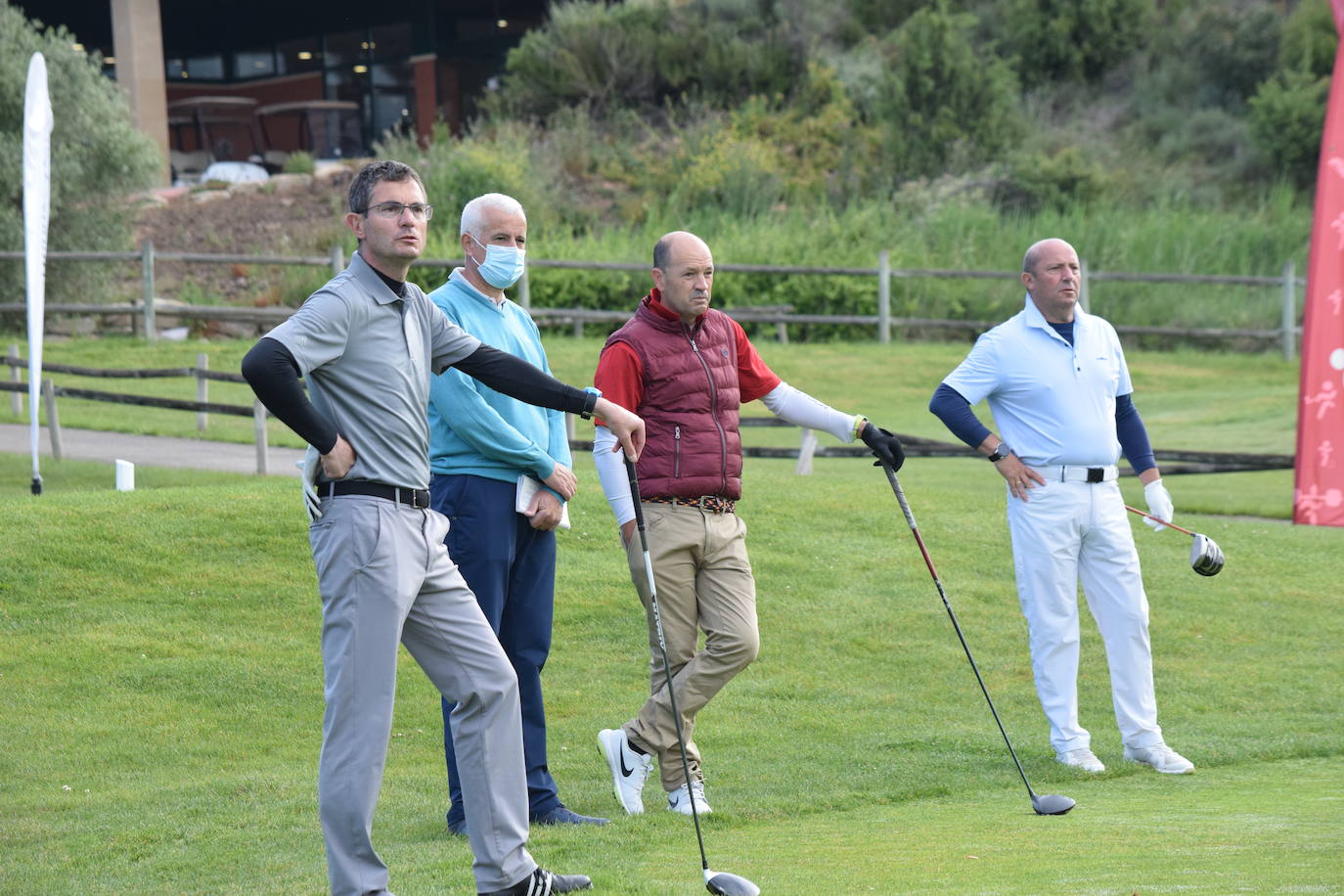 Los participantes el el torneo Bodegas Marco Real de la Liga de Golf y Vino disfrutaron de un gran día de golf en El Campo de Logroño.