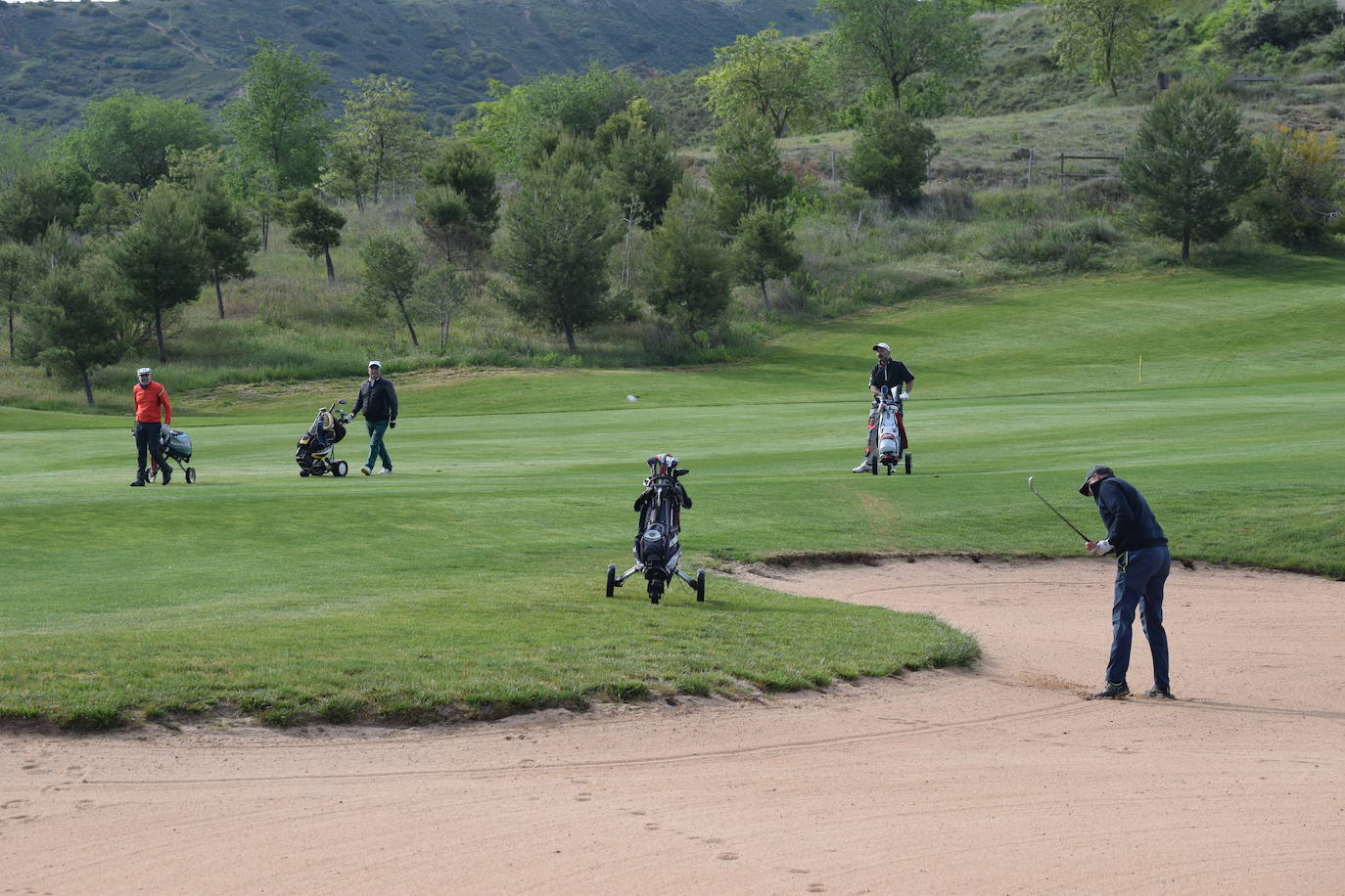 Los participantes el el torneo Bodegas Marco Real de la Liga de Golf y Vino disfrutaron de un gran día de golf en El Campo de Logroño.