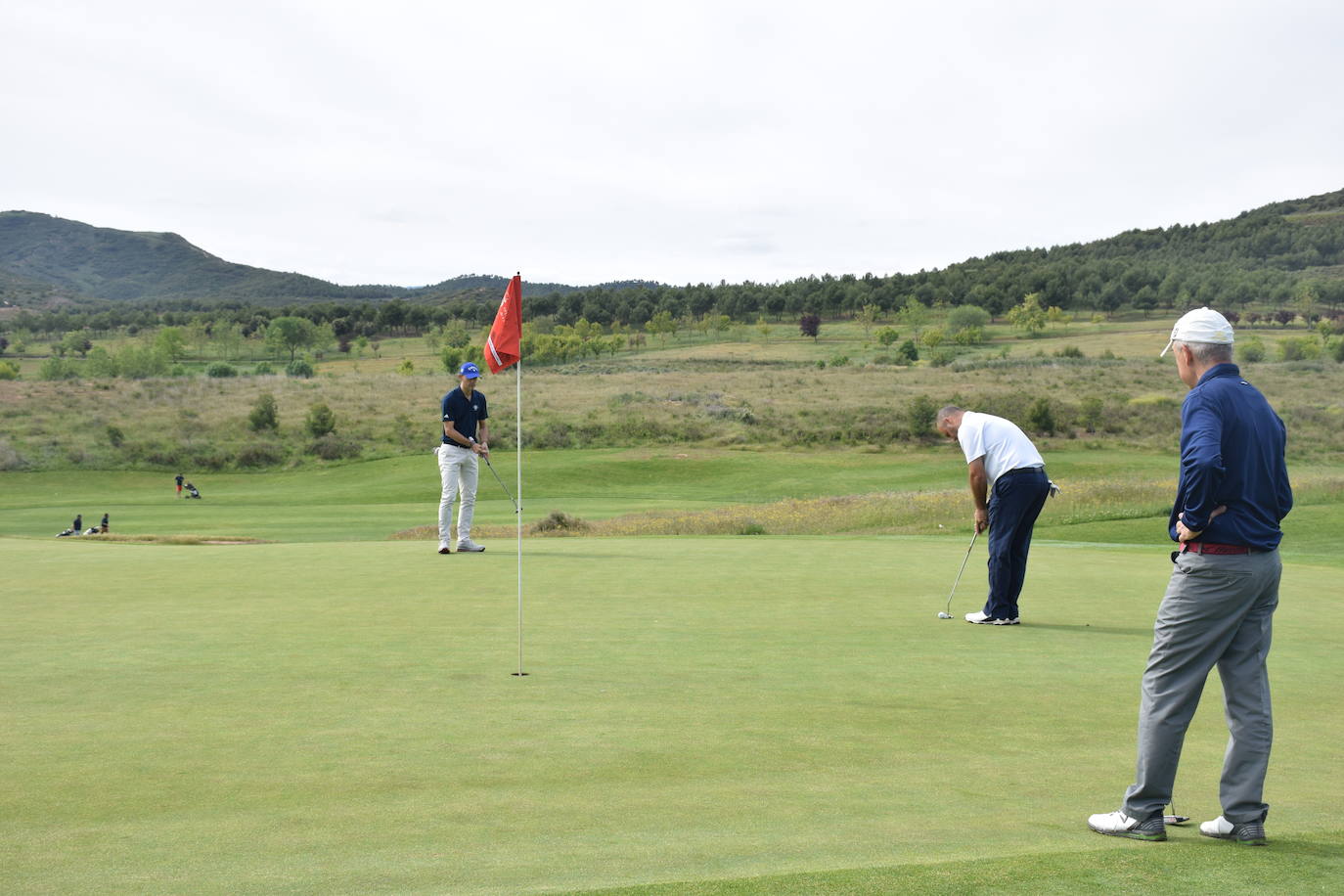 Los participantes el el torneo Bodegas Marco Real de la Liga de Golf y Vino disfrutaron de un gran día de golf en El Campo de Logroño.