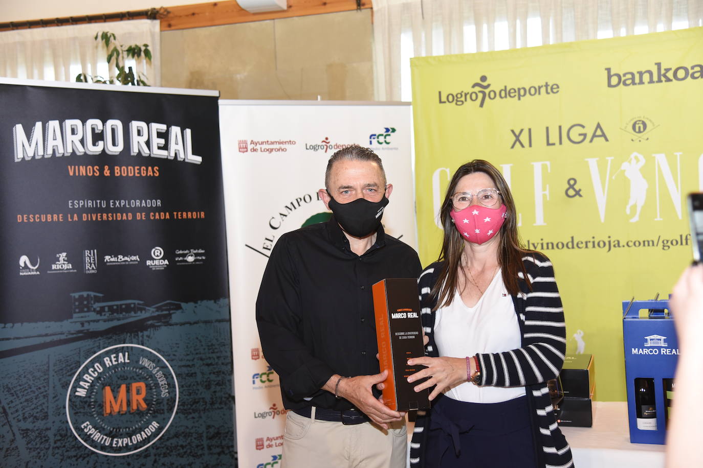 Los ganadores del torneo Bodegas Marco Real de la Liga de Golf y Vino recibieron sus premios.