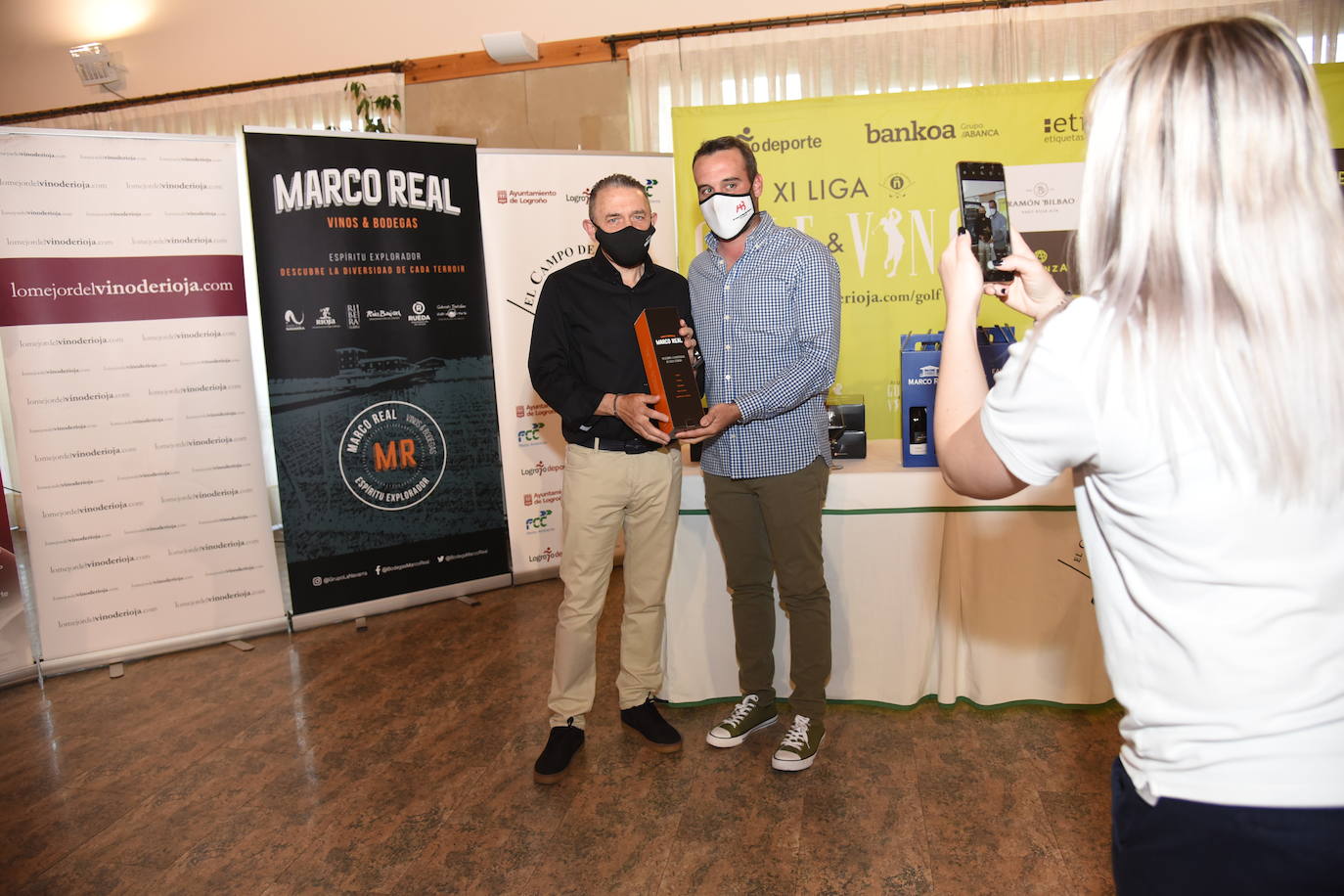 Los ganadores del torneo Bodegas Marco Real de la Liga de Golf y Vino recibieron sus premios.