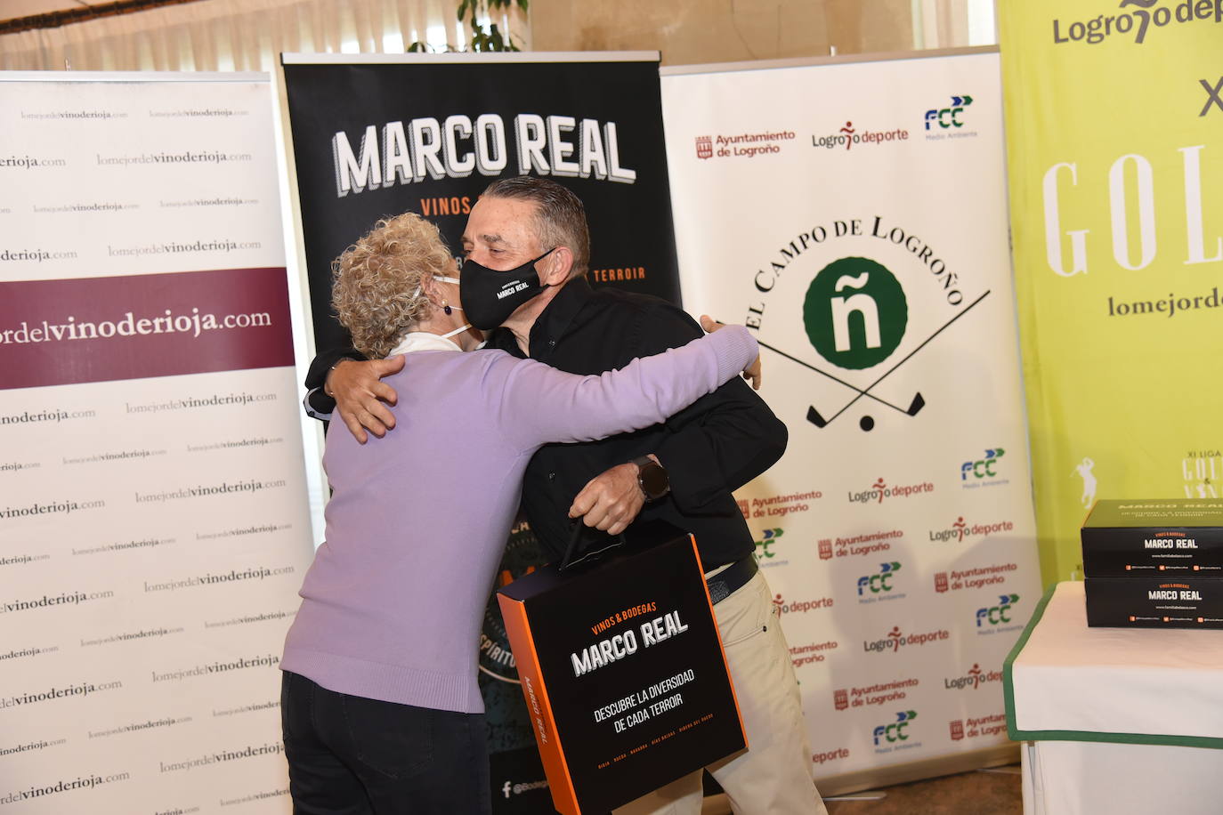 Los ganadores del torneo Bodegas Marco Real de la Liga de Golf y Vino recibieron sus premios.