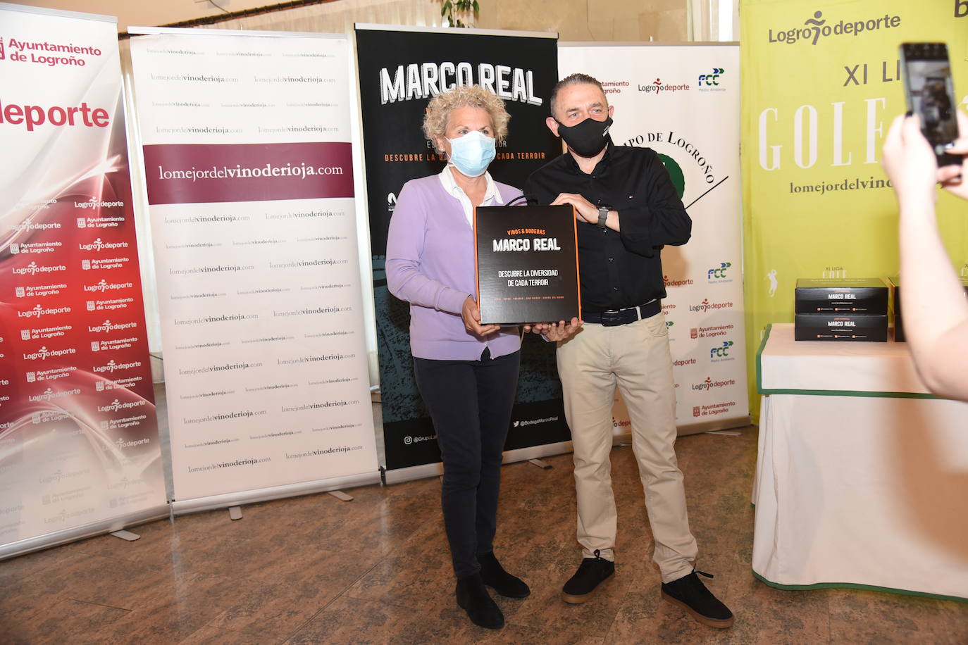 Los ganadores del torneo Bodegas Marco Real de la Liga de Golf y Vino recibieron sus premios.