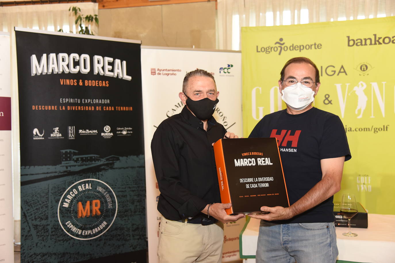 Los ganadores del torneo Bodegas Marco Real de la Liga de Golf y Vino recibieron sus premios.