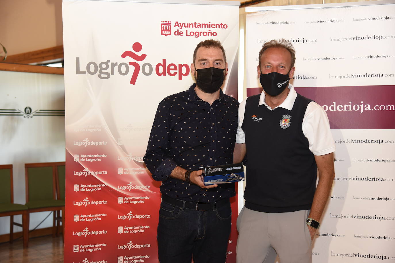 Los ganadores del torneo Bodegas Marco Real de la Liga de Golf y Vino recibieron sus premios.