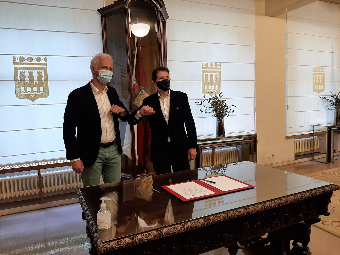 Hermoso de Mendoza y Martín, durante la presentación del convenio. 