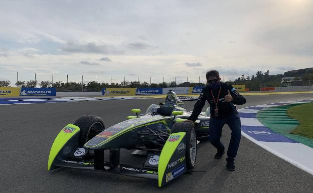 Agustín Delicado, junto a uno de los monoplazas de primera generación de la Fórmula E, en la última curva del Circuit Ricardo Tormo