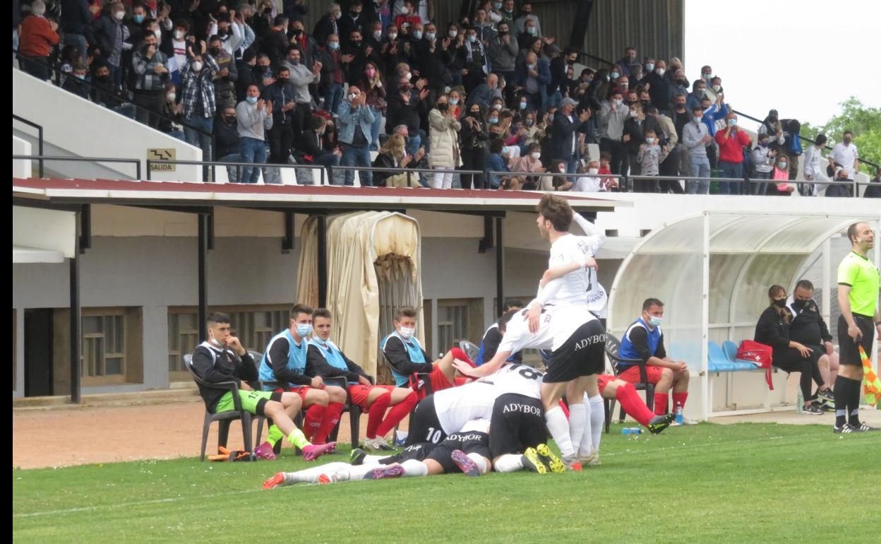 Los blanquillos celebran como una piña el primer gol de Navajas, que abrió la victoria de este domingo ante el Varea. 