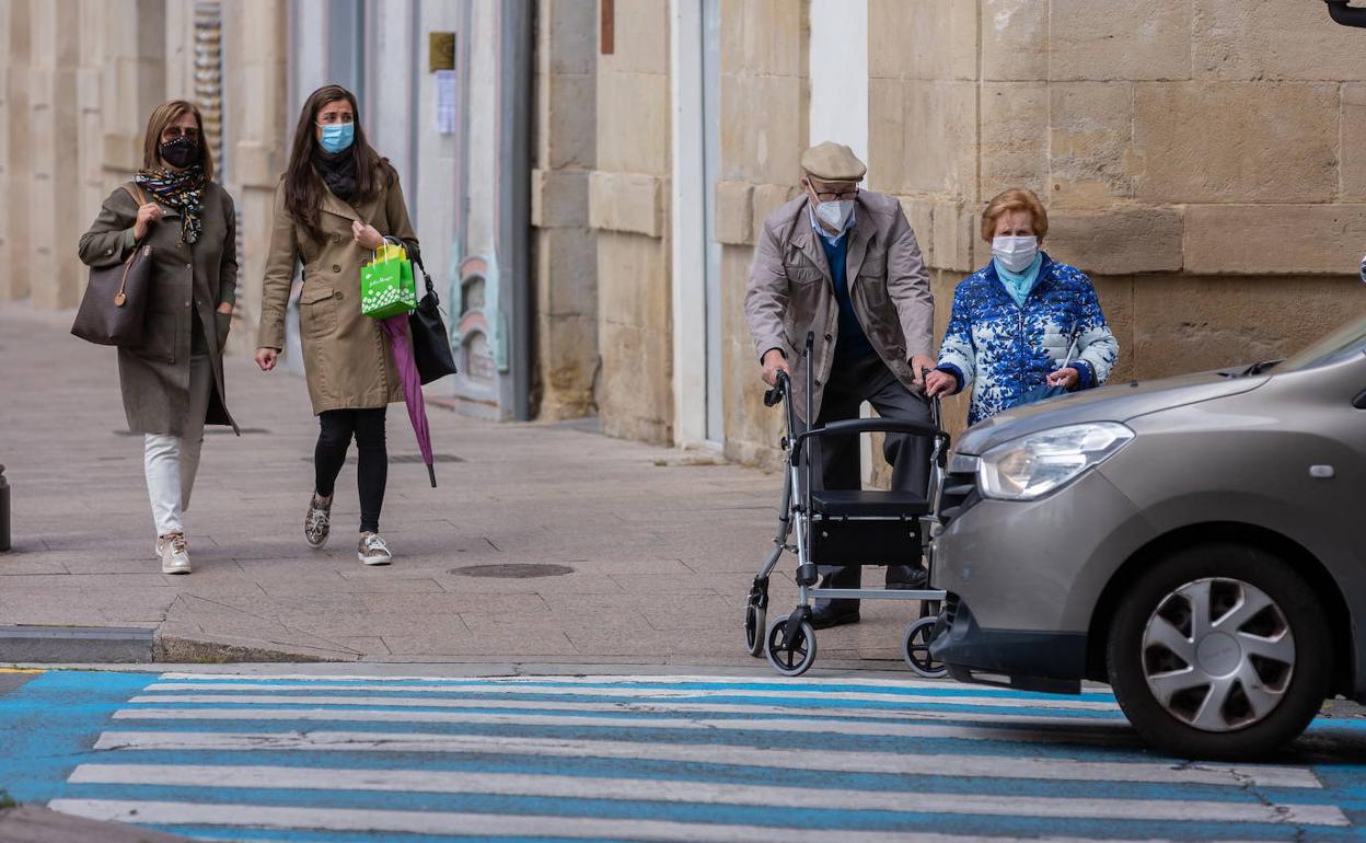 Viandantes paseando por una calle de Logroño. 