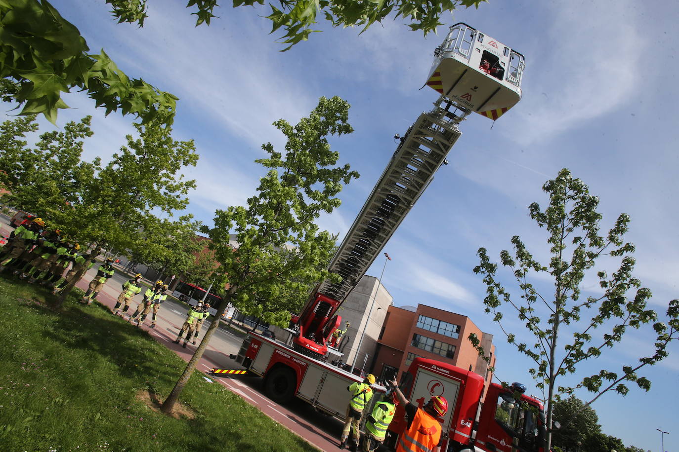 Fotos: Bomberos de Logroño participan en un curso de formación para el manejo de la escala