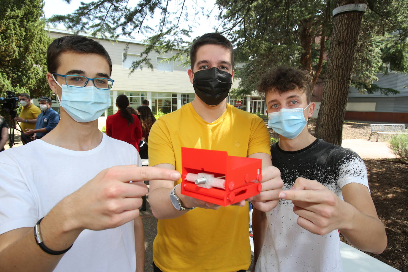 Fotos: Los alumnos de Ingeniería Industrial de la UR presentan sus ingenios para facilitar la vida a personas con alguna discapacidad