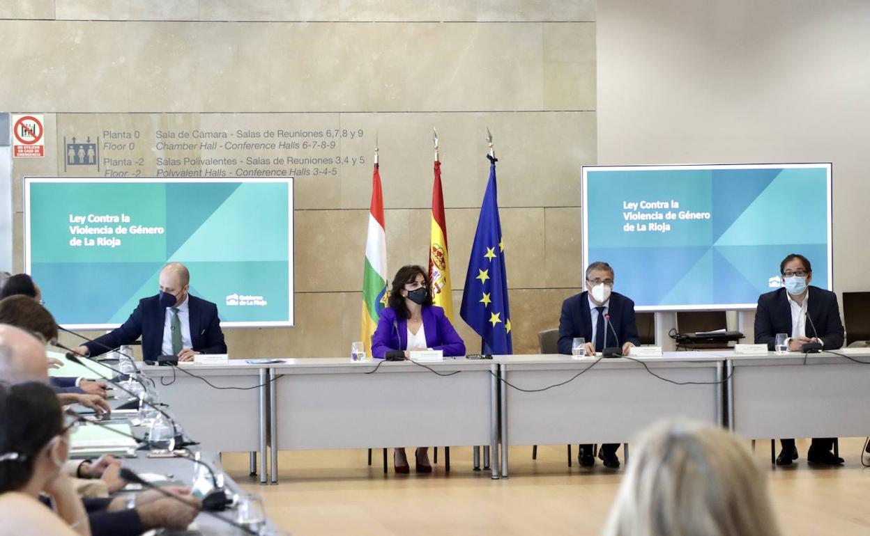 Andreu, en la Comisión Institucional de La Rioja para coordinación de actuaciones de sensibilización, protección y recuperación integral de las víctimas en materia de violencia de La Rioja. 