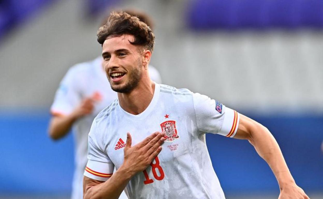 Javi Puado celebra el primero de sus goles a Croacia.