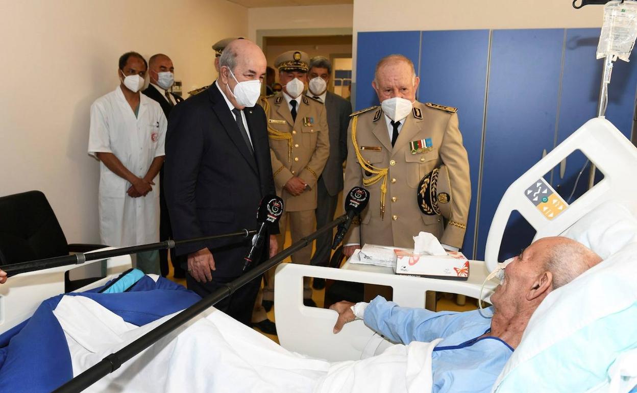 Gali, en el hospital argelino en el que ha recibido la visita del jefe del Estado Mayor del Ejército Nacional Popular de Argelia. 