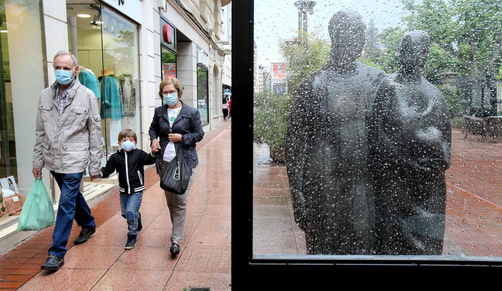 La mampara de una terraza, a un palmo de la obra de Félix Reyes.