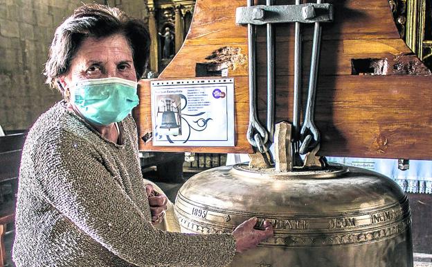 Una grañonera toca la campana 'San Juan Evangelista', la mayor de todas con sus 680 kilos de peso.