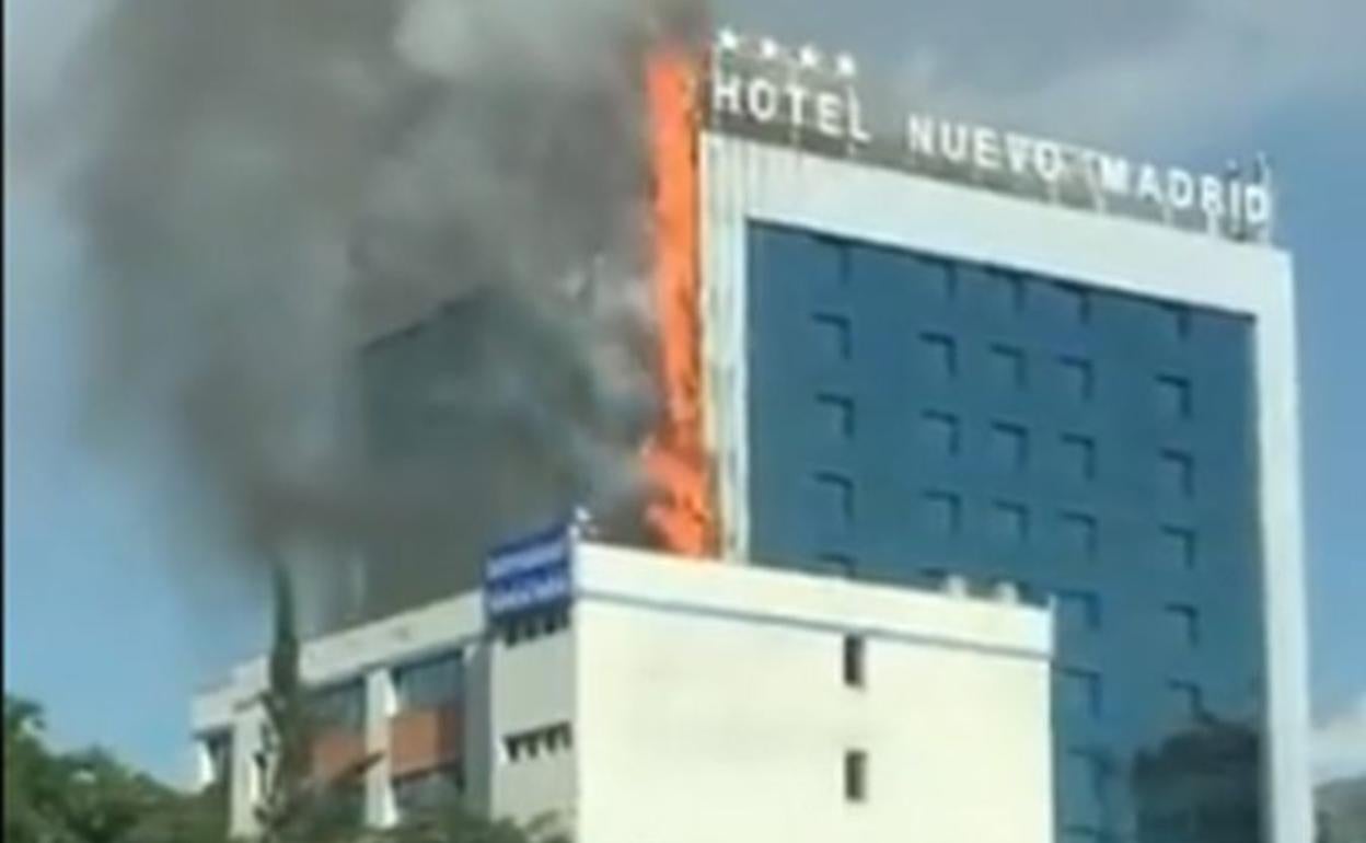 Incendio de la fachada del hotel Nuevo Madrid.