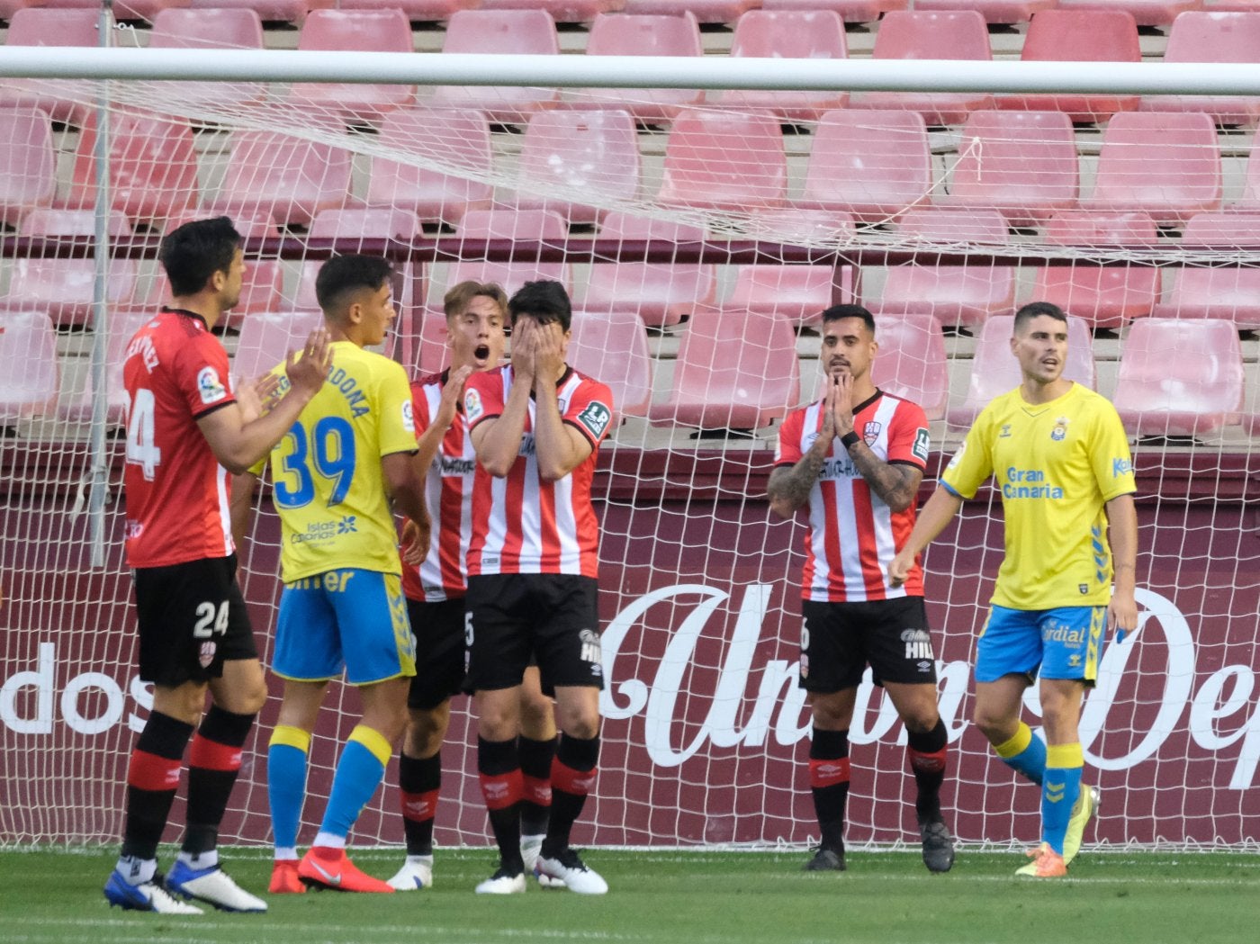 Clemente y Paulino, en segundo plano, se lamentan de una oportunidad marrada por el primero en el partido del pasado domingo. 