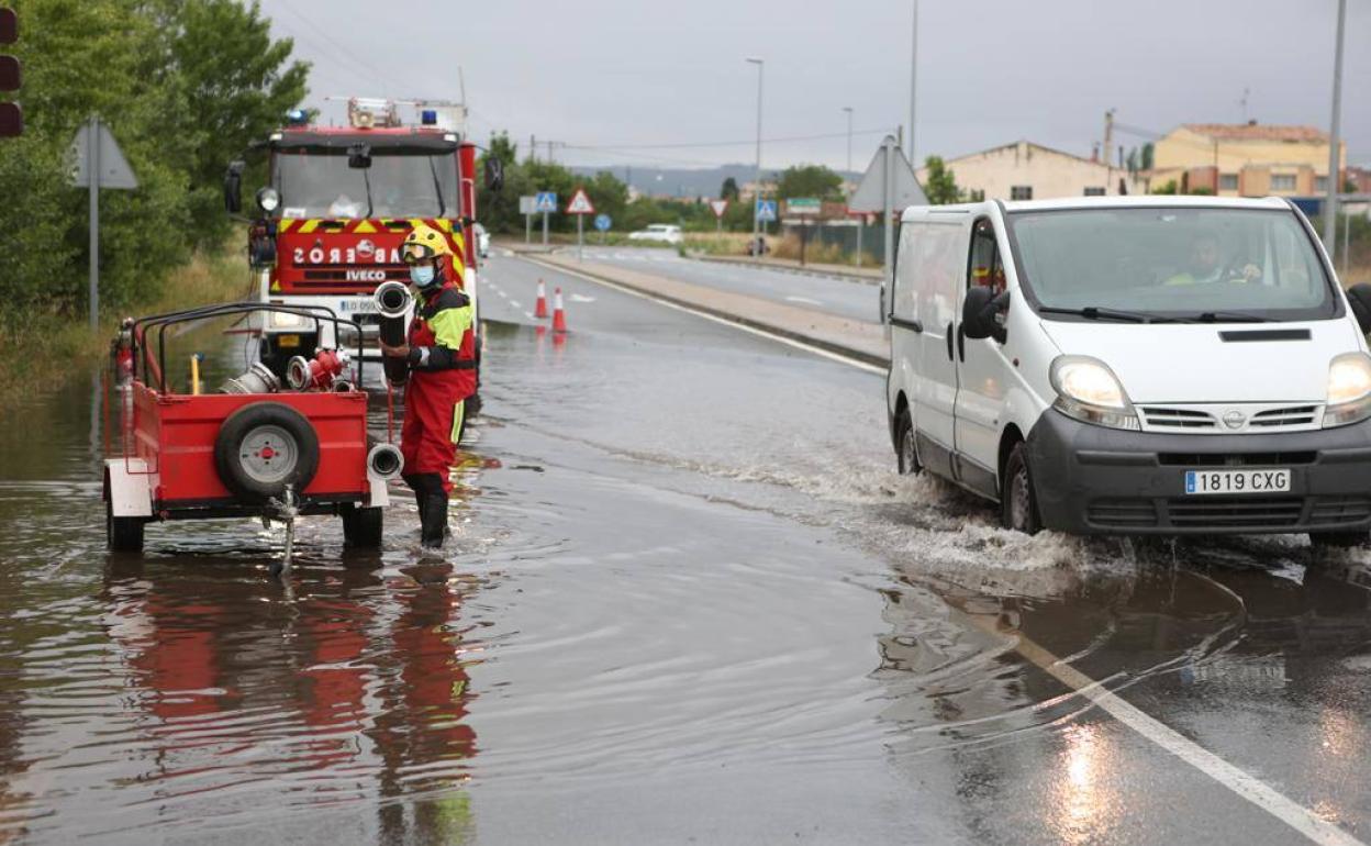 Actuación de los bomberos en la zona de Maristas. 